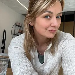 Medium Charis - Holistic View